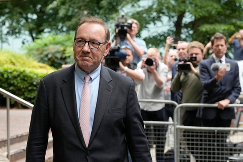 El actor Kevin Spacey sale del tribunal de Londres el 28 de junio del 2023. (AP foto/Frank Augstein)