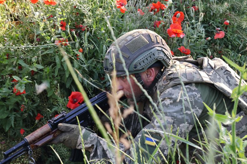 En esta imagen, distribuida el servicio de prensa de la 65ta Brigada Mecanizada de Ucrania, un soldado practica en un centro de entrenamiento cerca del frente en la región de Zaporiyia, el 11 de junio de 2026. (Andriy Andriyenko/Servicio de prensa de la 65ta Brigada Mecanizada de Ucrania vía AP)