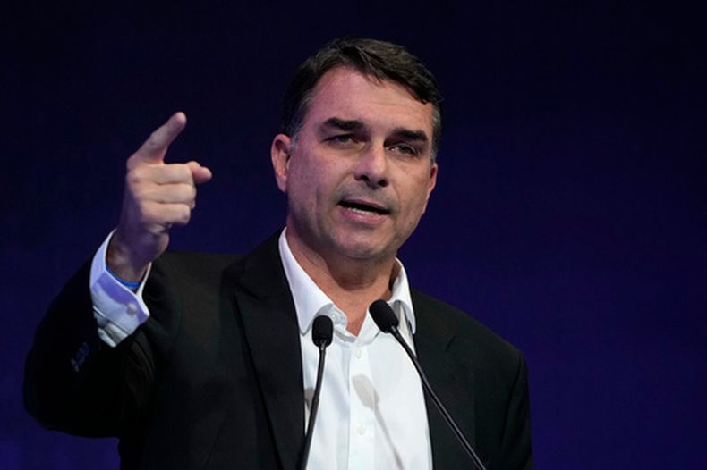 El candidato presidencial Flavio Bolsonaro, del Partido Liberal, habla en el evento Brasil 2050: La industria en la agenda de los candidatos presidenciales en Brasilia, Brasil, el 22 de junio de 2026. (Foto AP/Eraldo Peres, Archivo)