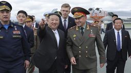 En esta imagen proporcionada por el gobierno norcoreano, el líder de Corea del Norte, Kim Jong Un, en el centro, con el ministro ruso de Defensa, Sergei Shoigu, en el centro a la derecha, visitan una aeropuerto para ver aeronaves militares cerca de la ciudad portuaria de Vladivostok, en el Lejano Oriente de Rusia, el sábado 16 de septiembre de 2023. Periodistas independientes no tuvieron acceso a cubrir el evento mostrado en esta imagen, distribuida por el gobierno norcoreano. La imagen se publica como se recibió y no puede verificarse de forma independiente. La marca de agua dice KCNA, siglas de la Agencia Central de Noticias de Corea. (Agencia Central de Noticias de Corea/Servicio de Noticias de Corea via AP)