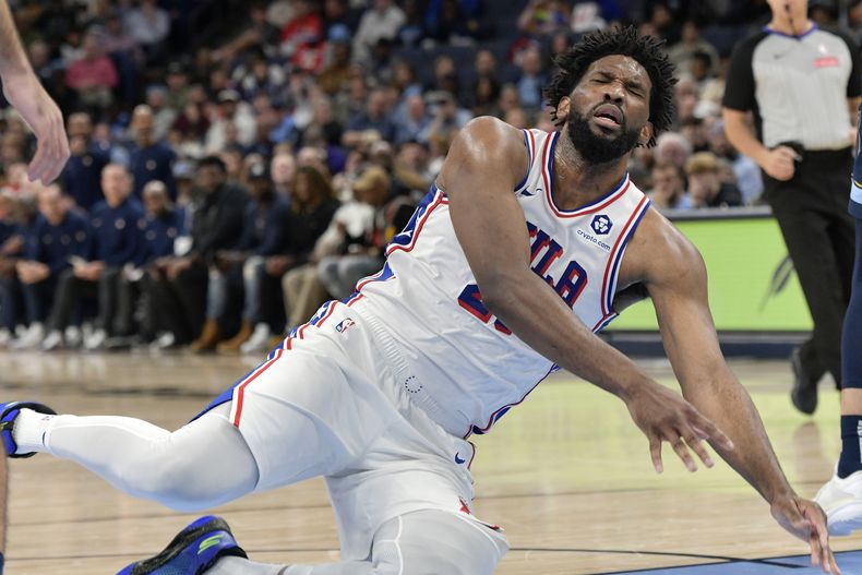 Joel Embiid, pívot de los 76ers de Filadelfia, cae en el partido del miércoles 20 de noviembre de 2024, ante los Grizzlies de Memphis (AP Foto/Brandon Dill)