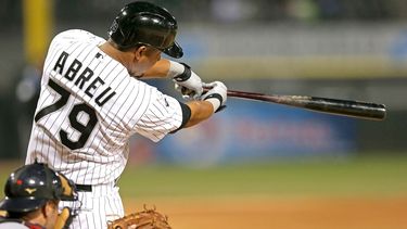 americateve | En su primera campaña como ligamayorista, el cubano José Abreu rápidamente se dio a conocer tanto por su incansable ética de trabajo como por sus batazos profundos al jardín izquierdo y sus sencillos al derecho.
