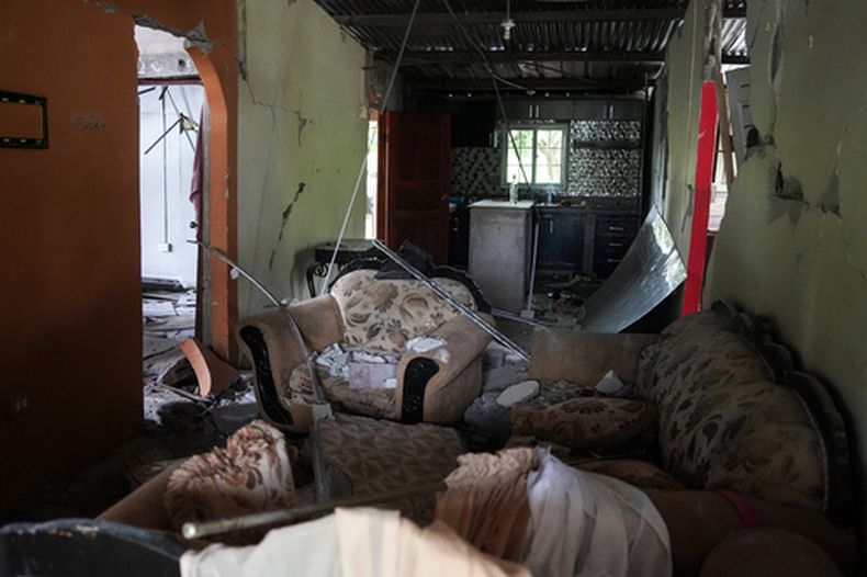 Una casa parcialmente derrumbada permanece en pie tras un terremoto que sacudió San Isidro, Panamá, el sábado 10 de octubre de 2026. (Foto AP/Aris Mariota)