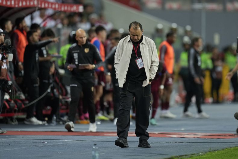 El seleccionador de Perú Juan Reynoso camina en la banda al final del encuentro de la eliminatoria sudamericana al Mundial 2026 ante Venezuela el martes 21 de noviembre del 2023. (AP Foto/Martin Mejia)