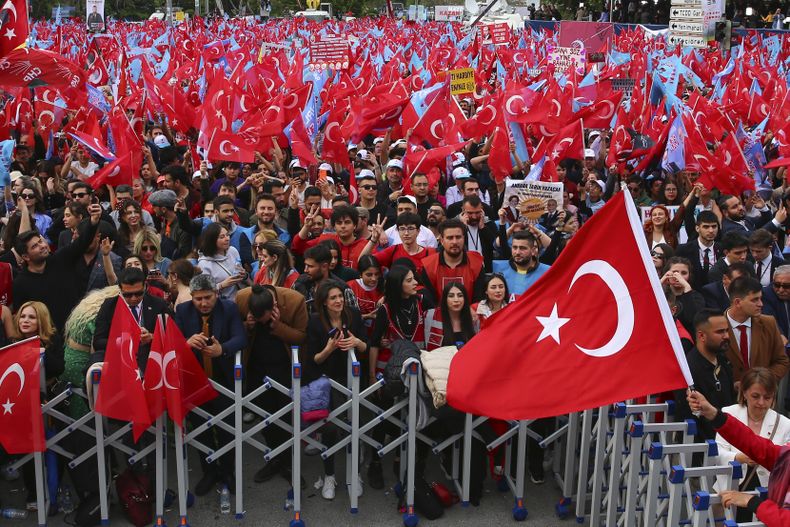 Simpatizantes del candidato presidencial opositor Kemal Kilicdaroglu agitan banderas turcas durante un acto de campaña en Ankara, Turquía, el viernes 12 de mayo e 2023, con vistas a los comicios presidenciales y legislativos del domingo. (AP Photo/Ali Unal)