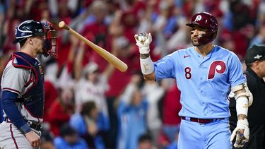 Nick Castellanos, de los Filis de Filadelfia, arroja el bate luego de batear un jonrón en el cuarto juego de la serie divisional de la Liga Nacional ante los Bravos de Atlanta, el jueves 12 de octubre de 2023 (AP Foto/Chris Szagola)