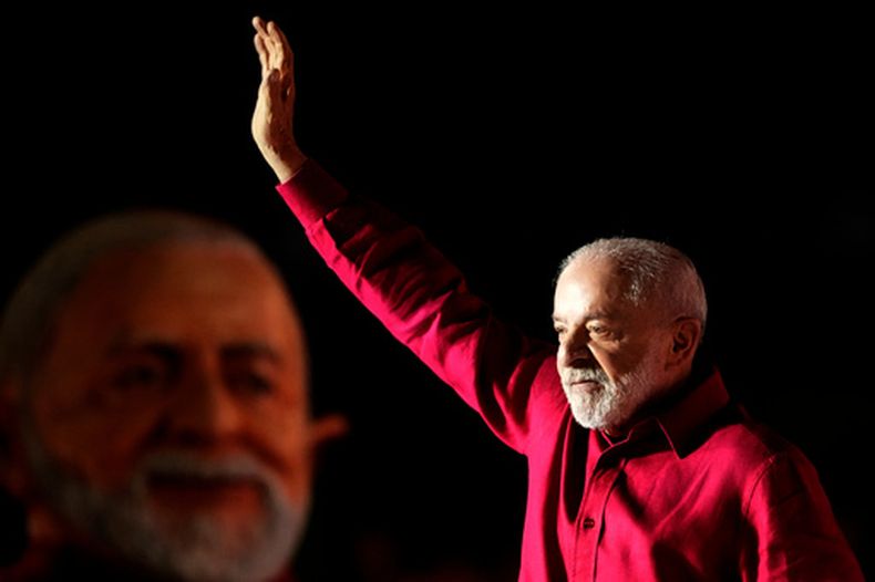 El presidente de Brasil, Luíz Inácio Lula da Silva, que se postula para la reelección, saluda a simpatizantes en un mitin de campaña en el vecindario de Ceilandia, en Brasilia, Brasil, el miércoles 16 de septiembre de 2026. (AP Foto/Eraldo Peres)