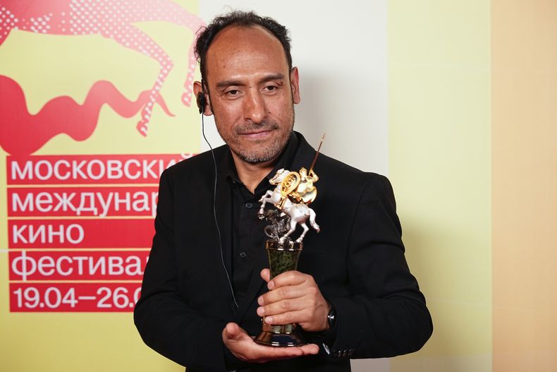El director mexicano Miguel Salgado posa con su trofeo San Jorge de Oro para una foto tras la ceremonia de clausura del 46to Festival Internacional de Cine de Moscú en Moscú, Rusia, el viernes 26 de abril de 2024. (AP Foto/Alexander Zemlianichenko)