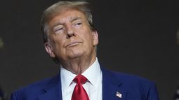 El virtual candidato presidencial republicano, el expresidente Donald Trump, habla en un evento de campaña en Grand Rapids, Michigan, el 2 de abril de 2024. (Foto AP/Paul Sancya, Archivo)