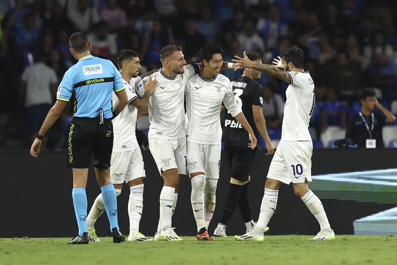 Daichi Kamada, de Lazio, celebra después de anotar el 1-2 de su equipo durante el partido de fútbol de la Serie A entre el Napoli y Lazio en el estadio Diego Armando Maradona, en Nápoles, Italia el sábado 2 de septiembre de 2023. (Alessandro Garofalo/LaPresse vía AP)