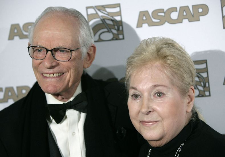 ARCHIVO - Los homenajeados Alan, a la izquierda, y Marilyn Bergman llegan a los premios musicales de cine y televisión de ASCAP en Beverly Hills, California, el martes 6 de mayo de 2008. (Foto AP/Matt Sayles, archivo)