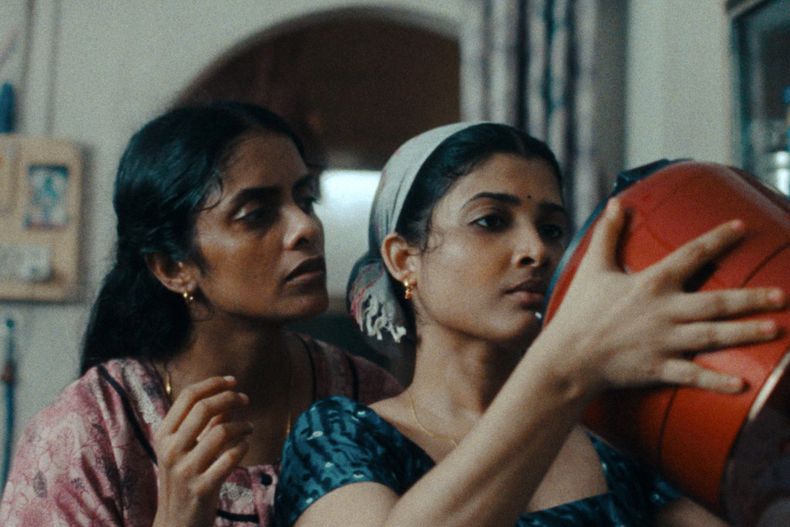 Esta imagen proporcionada por Janus y Sideshow Films muestra a Kani Kusruti, izquierda, y Divya Prabha en una escena de All We Imagine As Light. (Janus and Sideshow Films vía AP)