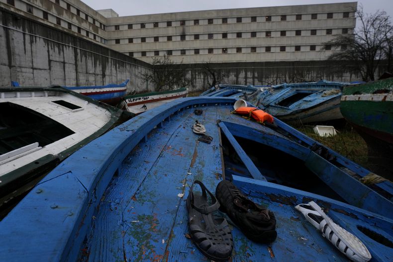 Objetos personales abandonados en un bote de inmigrantes dentro de la prisión Opera de Milán de máxima seguridad el viernes 9 de febrero de 2024. Presos de Opera usan la madera para crear instrumentos musicales que la Orquesta del Mar tocó en su debut en el Teatro alla Scala. (Foto AP/Antonio Calanni)