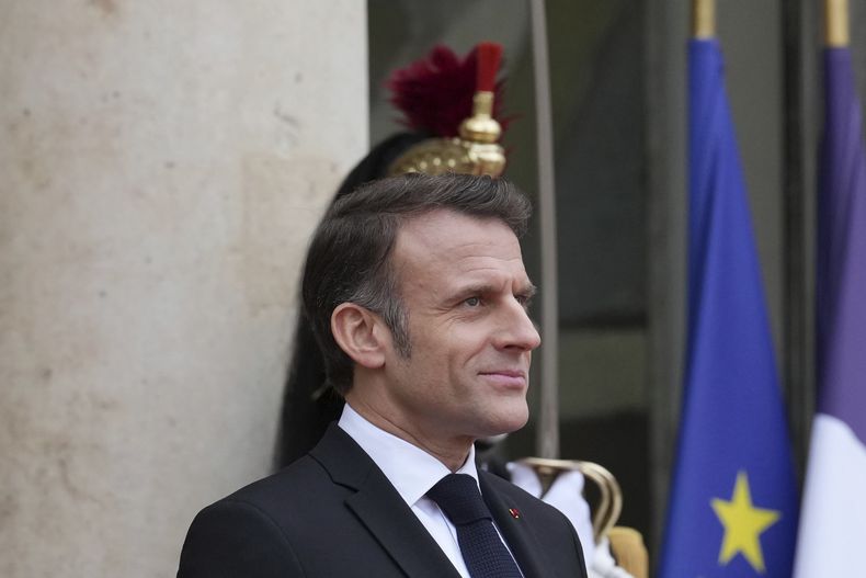 El presidente francés Emmanuel Macron espera al presidente de Angola, João Lourenco, el jueves 16 de enero de 2025 en el Palacio del Elíseo en París. (AP Foto/Aurelien Morissard)