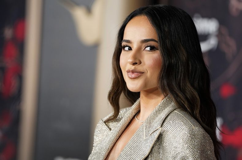 Becky G llega al estreno de This Is Me... Now: A Love Story el martes 13 de febrero de 2024, en el Teatro Dolby en Los Ángeles. (Foto Jordan Strauss/Invision/AP)