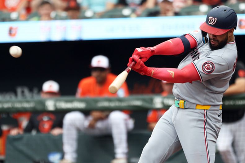 Luis Garcia Jr. de los Nacionales de Washington batea un doble remolcador en la tercera entrada ante los Orioles de Baltimor el domingo 28 de junio del 2026. (AP Foto/Daniel Kucin Jr.)