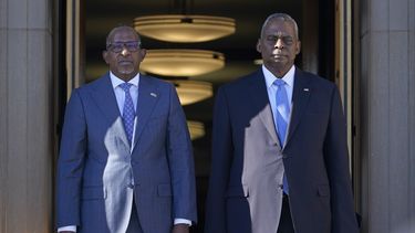 El secretario de Defensa, Lloyd Austin, a la derecha, y el ministro de Defensa de Kenia, Aden Duale, a la izquierda, escuchan el himno nacional de Kenia durante una ceremonia en el Pentágono en Washington, el miércoles 7 de febrero de 2024. (AP Foto/Susan Walsh)