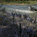 ARCHIVO - Migrantes que cruzaron a Estados Unidos de México a lo largo de la orilla del río Bravo (Grande), el jueves 21 de septiembre de 2023, en Eagle Pass, Texas. (AP Foto/Eric Gay, Archivo)
