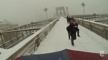 imperdible: nueva york y la nieve vistos desde un paraguas (video)