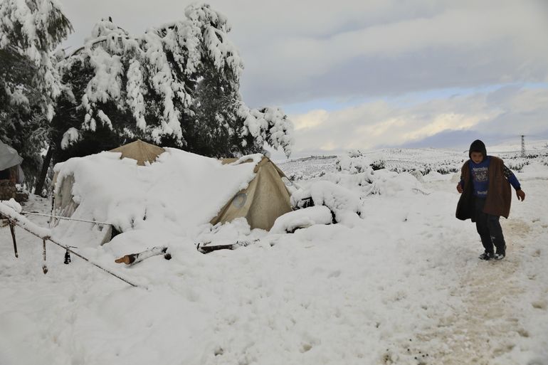 Libaneses, sirios tratan de sobrevivir al frío