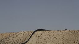 Un vehículo militar vigila la frontera sur de Estados Unidos el 22 de abril de 2025, en Sunland Park, Nuevo México. (AP Foto/Morgan Lee)
