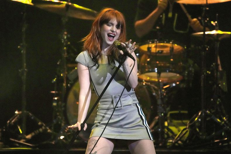 ARCHIVO - Hayley Williams de Paramore durante su presentaicón en el Bud Light Super Bowl Music Fest en Phoenix el 9 de febrero de 2023. Crave de Paramore fue elegida como una de las canciones del año por The Associated Press. (Foto Rick Scuteri/Invision/AP, archivo)