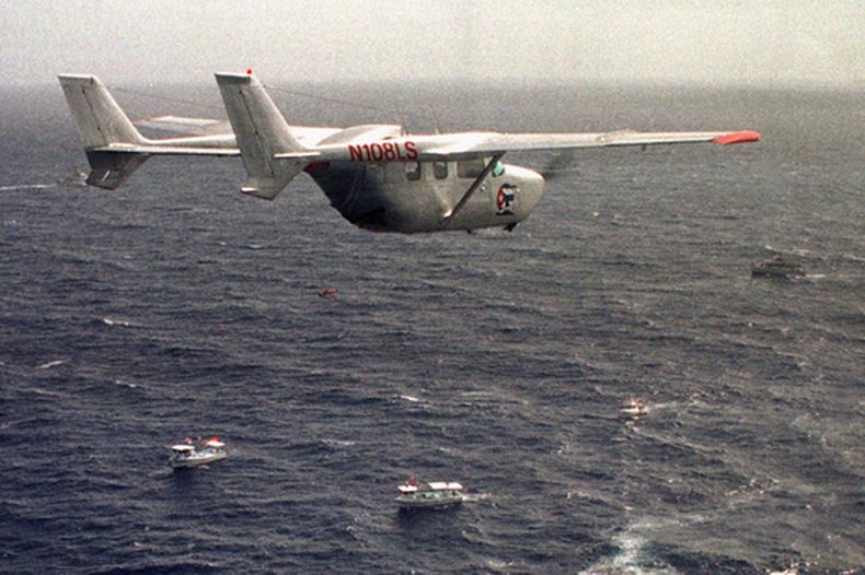 ARCHIVO – Un avión de Hermanos al Rescate vuela sobre la flotilla del Movimiento Democracia en el límite de 12 millas al norte de La Habana, Cuba, el 10 de julio de 1999. (AP Foto/Alan Diaz, Archivo)