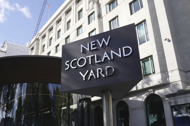 ARCHIVO - Un cartel ante New Scotland Yard, la sede de la Policía Metropolitana de Londres, en Londres, el lunes 25 de septiembre de 2023. (AP Foto/Kin Cheung, Archivo)