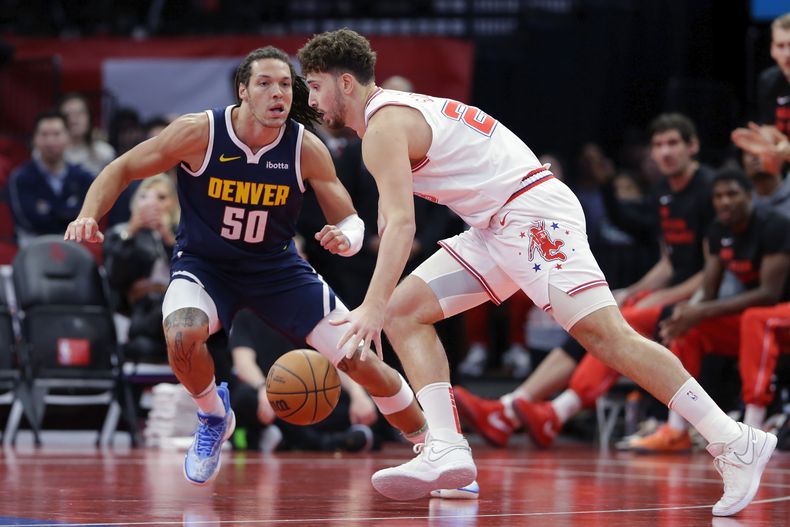 Alperen Sengun, pívot de los Rockets de Houston, elude a Aaron Gordon, de los Nuggets de Denver, el viernes 24 de noviembre de 2023, en un partido del torneo In-Season (AP Foto/Michael Wyke)