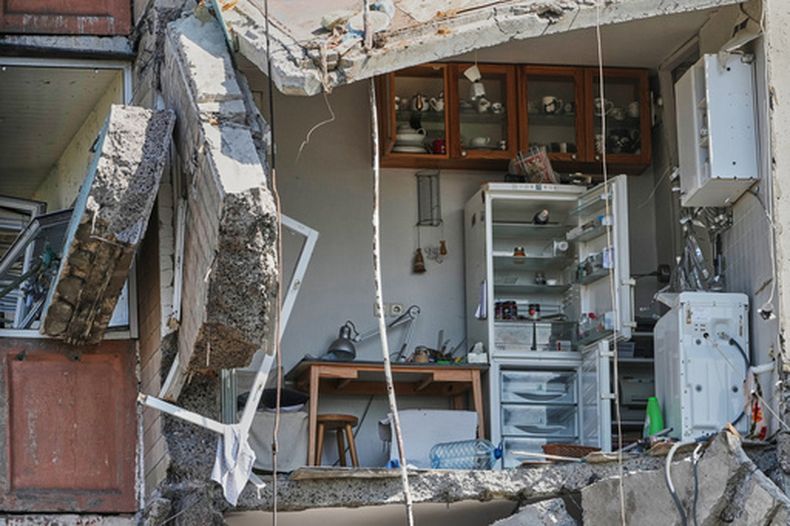 El interior de un departamento en un edificio residencial dañado por un ataque ruso con misiles, visto desde el exterior, en Kiev, Ucrania, el 14 de mayo de 2026. (AP Foto/Efrem Lukatsky)