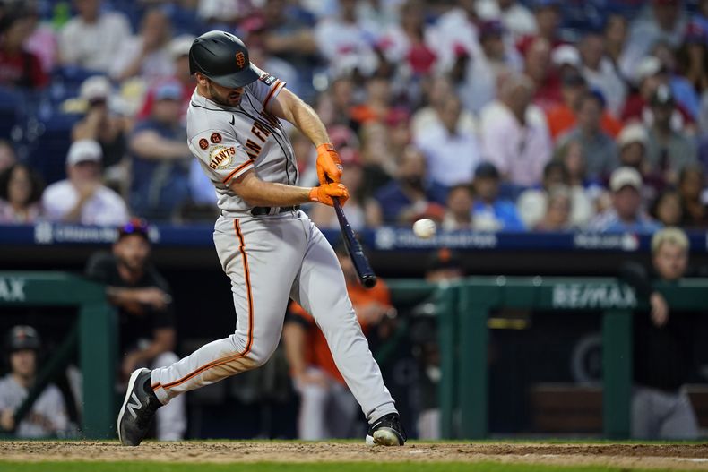 Paul DeJong, de los Gigantes de San Francisco, batea un sencillo de dos carreras ante los Filis de Filadelfia en el juego del miércoles 23 de agosto de 2023 (AP foto/Matt Slocum)