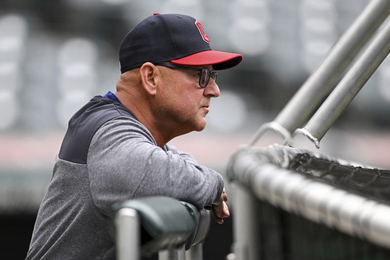 ARCHIVO - Foto del 21 de abril del 2023, el mánager de los Guardianes de Cleveland Terry Francona observa una sesión de práctica de bateo antes del juego ante Marlins. El miércoles 28 de junio del 2023, Francona se perderá su segundo encuentro consecutivo tras sentirse mal el martes antes del duelo ante los Reales. (AP Foto/Nick Cammett, Archivo)