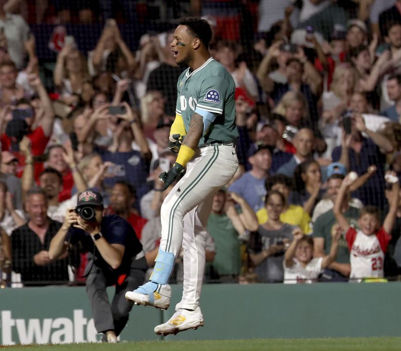 Ceddanne Rafaela, de los Medias Rojas de Boston, reacciona después de batear el jonrón con el que su equipo dejó tendidos a los Rays de Tampa Bay en el juego de béisbol de Grandes Ligas, el viernes 11 de julio de 2025, en Boston. (AP Foto/Mark Stockwell)