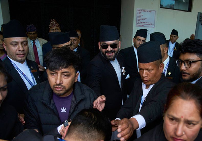 Balendra Shah (centro, con gafas de sol) llega a la toma de posesión de los nuevos parlamentarios en la Cámara de Representantes del Parlamento federal, en Katmandú, Nepal, el 26 de marzo de 2026. (AP Foto/Niranjan Shrestha)