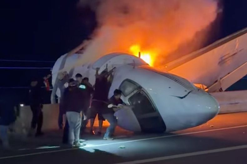 Varias personas intentan sacar a los ocupantes de una avioneta que se estrelló en una autopista el martes 16 de junio de 2026, en Laredo, Texas. (Zayra Garza vía AP)