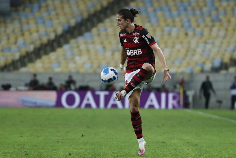 ARCHIVO - Foto del 9 de agosto del 2022, Filipe Luis del Flamengo de Brasil controla el balón en el encuentro de la Copa Libertadores ante Corinthians. El jueves 30 de noviembre del 2023, anuncia su retiro al finalizar la temporada. (AP Foto/Bruna Prado, Archivo)