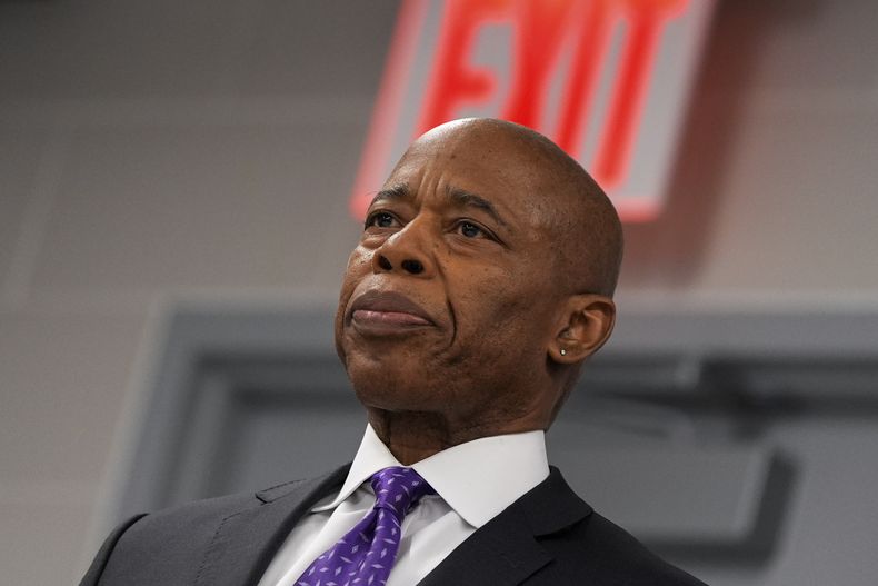 El alcalde de Nueva York, Eric Adams, asiste a un evento en el Distrito 40 del Departamento de Policía de Nueva York, el jueves 20 de febrero de 2025, en el Bronx. (AP Foto/Julia Demaree Nikhinson)