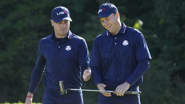 ARCHIVO - Foto del 25 de septiembre del 2021, Justin Thomas y Jordan Spieth reaccionan al salir del hoyo 9 en la Copa Ryder en Whistling Straits. (AP Foto/Charlie Neibergall, Archivo)
