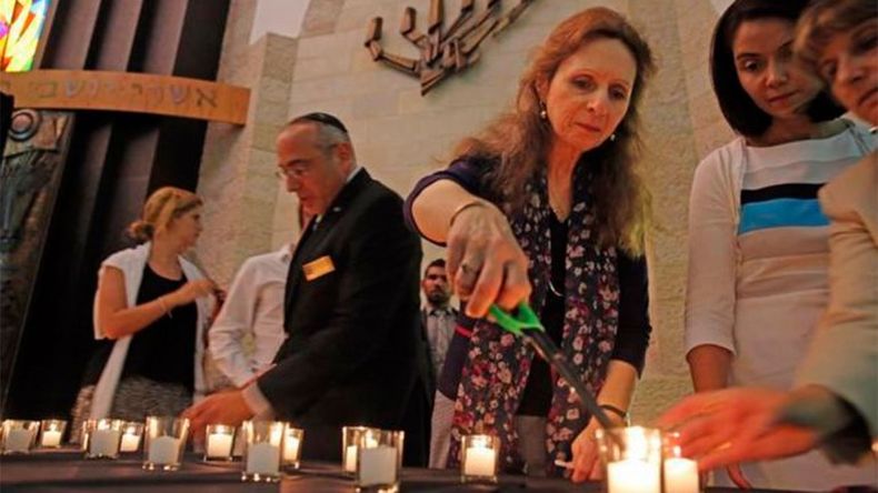 A 20 años del trágico hecho que terminó con la vida de 85 personas, en la ciudad más importante de La Florida se organizó un acto para rendirle tributo a los fallecidos en ese brutal ataque terrorista