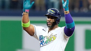 El cubano Yandy Díaz, de los Rays de Tampa Bay, celebra tras conseguir un doblete ante los Guardianes de Cleveland, el sábado 25 de julio de 2026 (AP Foto/Chris OMeara)