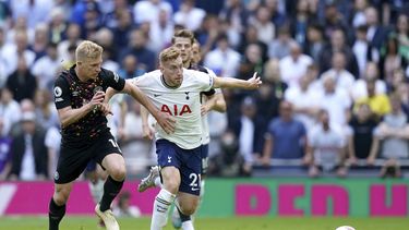 Ben Mee del Brentford y Dejan Kulusevski del Tottenham pelean por el balón en el encuentro de la Liga Premier el sábado 20 de mayo del 2023. (John Walton/PA via AP)