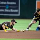 Gage Workman, izquierda, tercera base de los Padres de San Diego, no logra controlar una rola, pero el campocorto Sung-Mun Song, derecha, está atento para tomar la pelota bateada por Tyler Locklear, de los Diamondbacks de Arizona, el miércoles 5 de agosto de 2026, en Phoenix. (AP Foto/Ross D. Franklin)