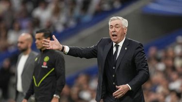 El técnico del Real Madrid Carlo Ancelotti reacciona durante el partido contra el Barcelona en la Liga española, el domingo 4 de mayo de 2025, en Madrid. (AP Foto/José Bretón)