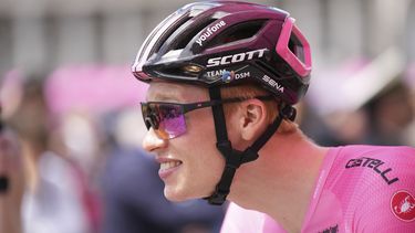 El noruego Andreas Leknessund con la maglia rosa de líder general durante la sexta etapa del Giro de Italia, el jueves 11 de mayo de 2023, en Nápoles. (Gian Mattia DAlberto/LaPresse vía AP)
