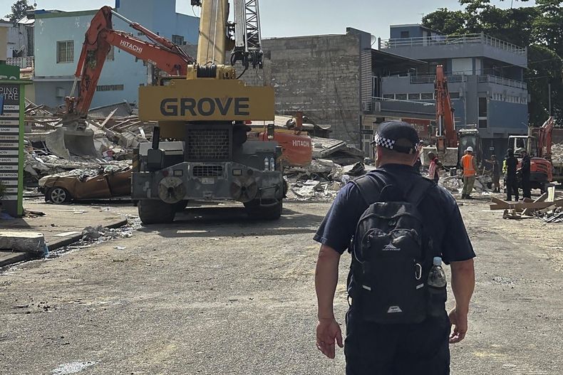 Un agente de la policía federal de Australia, junto a un edificio derrumbado en Port Vila, Vanuatu, el 19 de diciembre de 2024, tras el sismo de magnitud 7,3 que remeció la costa del país dos días antes. (Policía Federal de Australia vía AP)