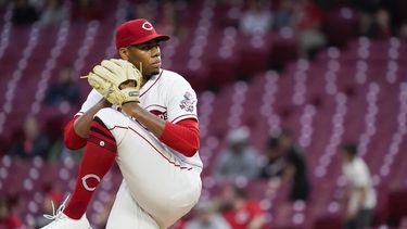 Rojos blanquean 7-0 a Diamondbacks; lluvia acorta partido