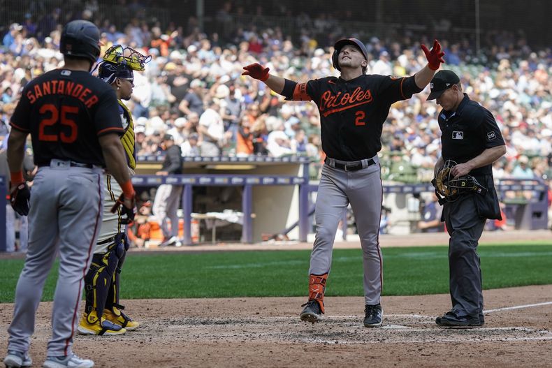 Gunnar Henderson, de los Orioles de Baltimore, celebra después de batear cuadrangular de dos carreras durante la octava entrada del juego de béisbol en contra de los Cerveceros de Milwaukee, el jueves 8 de junio de 2023, en Milwaukee. (AP Foto/Morry Gash)