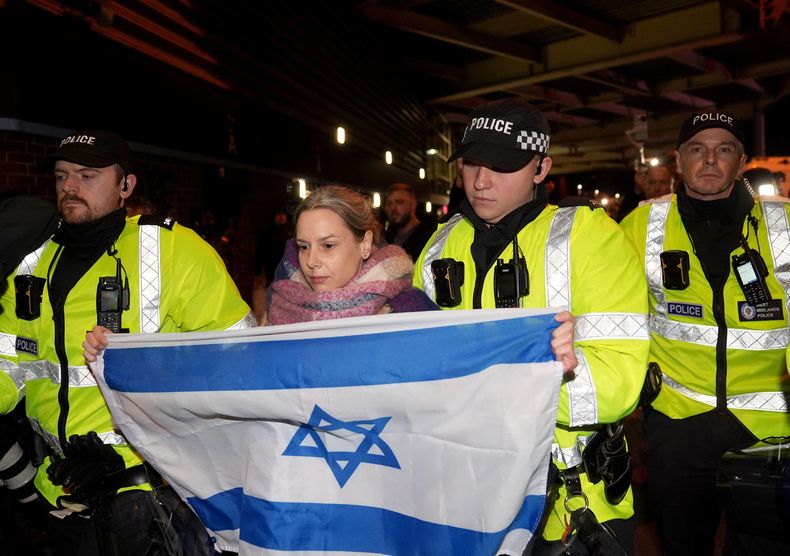 Una mujer de nombre Emily es escoltada por la policía durante una manifestación pro-Palestina afuera del Villa Park en donde se realiza el encuentro del Aston Villa y el Maccabi Tel Aviv el jueves 6 de noviembre del 2025. (Joe Giddens/PA via AP)