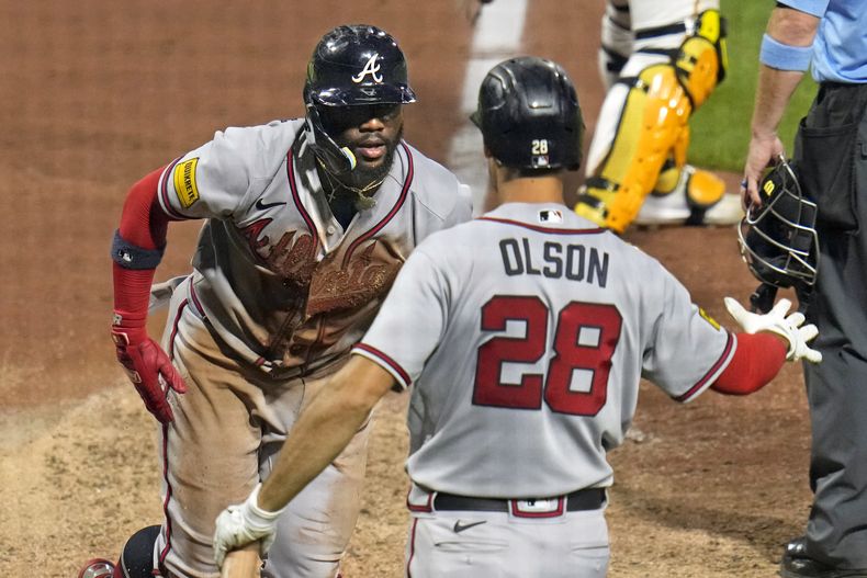 Michael Harris II, de los Bravos de Atlanta, anota en un elevado ante los Piratas de Pittsburgh, el miércoles 9 de agosto de 2023 (AP Foto/Gene J. Puskar)