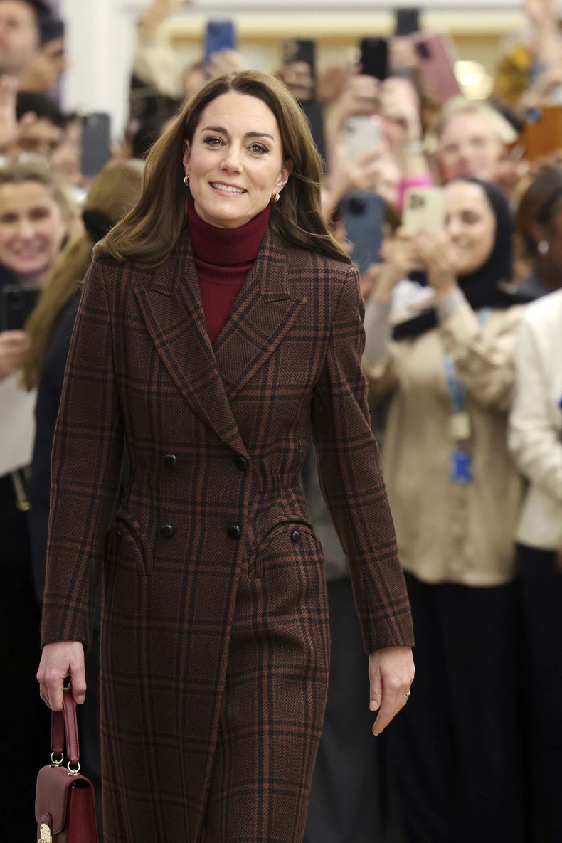 La princesa Kate de Gran Bretaña camina durante una visita al Hospital Royal Marsden, donde recibió su tratamiento contra el cáncer, en Londres, el martes 14 de enero de 2025 en Londres, Inglaterra. (Chris Jackson/Pool Photo vía AP)